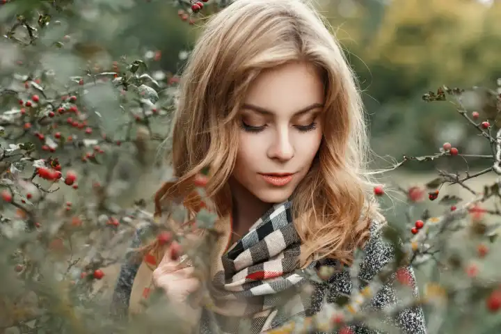 Herbstporträt einer schönen Frau mit warmem Schal