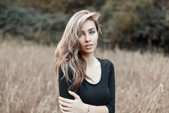 Schönes Mädchen Modell in schwarzem T-Shirt posiert im Maisfeld