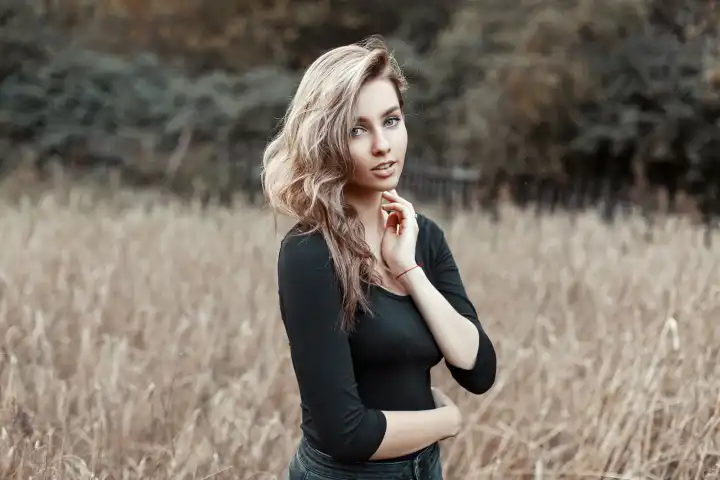 Hübsche Frau in einem schwarzen Hemd im Maisfeld