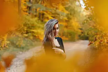 Schöne junge Frau in einem schwarzen Hemd im Park im Herbst Tag. Herbstlaub.