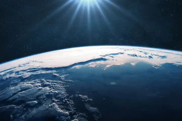 Amazing blauen Planeten Erde mit Ozean und Wolken mit Sonne Licht im offenen Raum auf dem Sternenhimmel. Foto des Planeten aus der Umlaufbahn