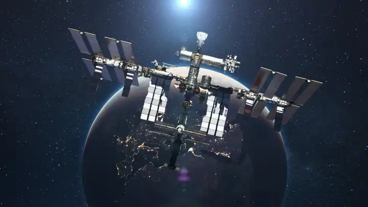 Die ISS fliegt vor dem Hintergrund des blauen Planeten Erde mit dem Licht der Sonne. Weltraummission und Weltraumforschung