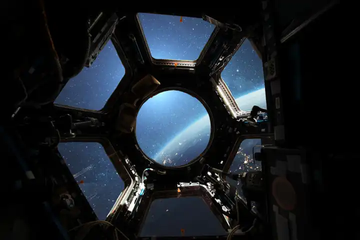 Erstaunlicher Blick von der ISS auf den Planeten Erde mit Lichtern der Stadt bei Nacht. Neue Raumfähre fliegen über den blauen Planeten Erde bei Sonnenuntergang. Kreative Idee, Raumfahrt und Hotel