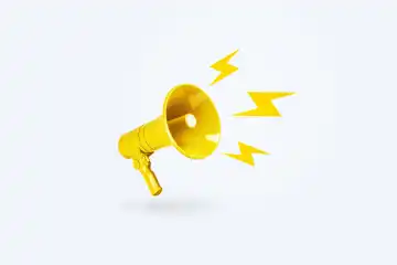 Kreativer gelber Lautsprecher mit gelben Blitzen. Kreative Idee, Achtung! Dringende Nachrichten. Blitzverkehr, Werbung und Botschaft.