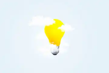 Kreative gelbe Glühbirne in den Wolken, Konzept. Kreative Idee. Ideengenerator. Business Kreativität und Inspiration Konzepte mit Glühbirne. Motivation für den Erfolg.