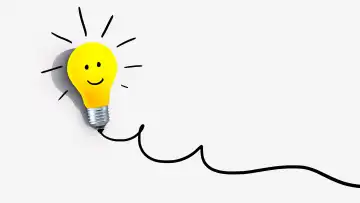 Kreative gelbe glückliche Glühbirne Lächeln mit Schatten brennt, Konzept. Anders denken, kreative Idee. Licht ging an. Brainstorming und Denken. Bildung und Ausbildung.