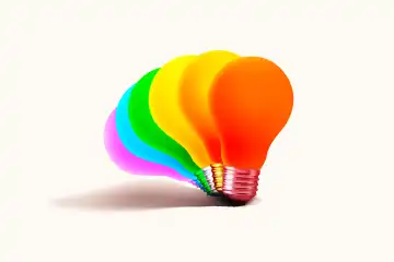 Kreative farbige Glühbirnen mit Regenbogenfarben leuchten auf einem weißen Hintergrund. Anders denken, Konzept. Prüfen von Farben. Nachdenken, kreative Idee