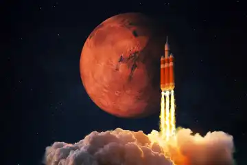 Raumschiff hebt ins All ab. Rakete fliegt zum Mars. Der rote Planet Mars im Weltraum. Start und Start