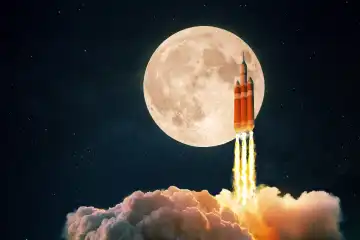 Neue Weltraumrakete mit Rauch und Wolken hebt ab in den Himmel mit Vollmond. Shuttle Raumschiff liftoff. Space Mission Launch Konzept.