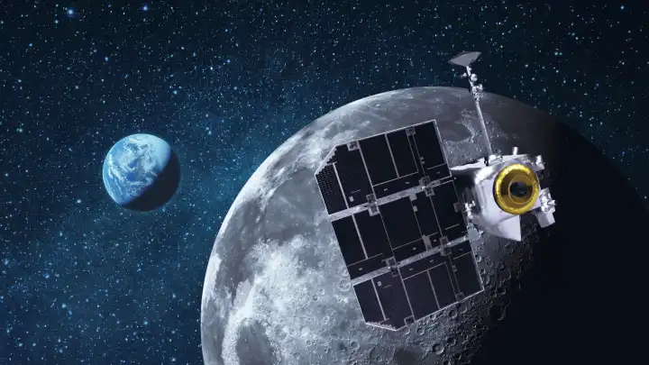 Der Satellit Lunar Reconnaissance Orbiter fliegt in der Nähe des Mondes mit Kratern und erkundet den Mond im Weltraum. Blick auf den blauen Planeten Erde von der Mondoberfläche aus