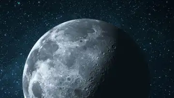 Mond mit Schatten im Sternenhimmel. Mondoberfläche mit Kratern