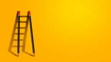 Erfolg kreatives Konzept, Bleistift Leiter. Bleistifte stehen in der Nähe einer gelben Wand mit einem Schatten einer Leiter, kreative Idee. Entwicklung und Erfolg. Anders denken. Freier Kopierraum für Design