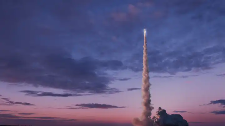 Weltraumrakete mit Rauch und Explosion wird erfolgreich in den rosa Abendhimmel mit Wolken abheben. Weltraummission und erfolgreicher Start. Rakete hebt ab