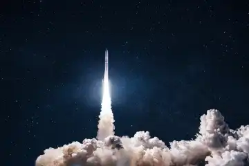 Raumschiff hebt in den Sternenhimmel ab. Rakete startet in den Weltraum. Konzept. Start erfolgreich. Abheben zum Mond