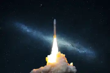 Raumschiff fliegt in den Sternenhimmel. Rakete mit Rauch fliegt in den Weltraum. Raumfähre