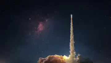Eine Weltraumrakete hebt mit einem Knall und Rauchschwaden erfolgreich in den Sternenhimmel ab. Der Beginn einer Weltraummission. Raketenstart