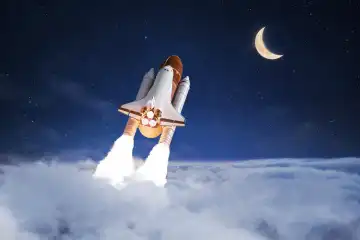 Space Shuttle Rakete nimmt erfolgreich ab durch die Wolken in Richtung Mond in den Sternenhimmel, kreative Idee. Reise zum Mond, Konzept. Rakete abheben und starten