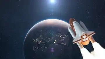 Rakete abheben. Space Shuttle mit Rauch und Explosion hebt ab in den Raum auf einem Hintergrund der blauen Planeten Erde mit erstaunlichen Sonnenuntergang. Erfolgreicher Start einer Weltraummission. Reise zum Mars