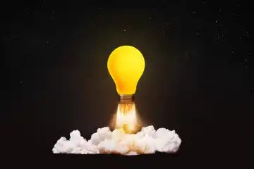 Kreative Glühbirne Rakete mit Explosion und Rauch hebt auf einem schwarzen Hintergrund, Konzept. Erfolgreicher Start, kreative Idee. Anders denken. Kreativer Generator. Klug und denkend