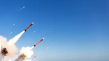 Raketenstart und Luftverteidigung Schutz auf einem blauen Hintergrund. Krieg und Angriff, Konzept. Militärische Aktionen