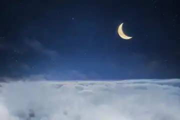 Wolken mit Sternenhimmel und Mondsichel, kreative Idee. Schlaf und Träume, Konzept. Gute Nacht.