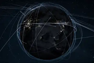 Nachtplanet Erde mit Lichtern der nächtlichen Städte Asiens, Chinas, Indiens, Koreas und Japans im sternenklaren Raum mit Kommunikationslinien und Satelliten. Technologie, Konzept