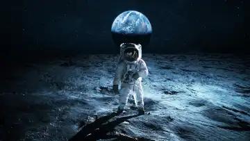 Astronaut spaziert auf der Oberfläche des Mondes und blickt auf den blauen Planeten Erde. Mondmission und Erkundung des Mondes. Raumfahrer auf dem Mond