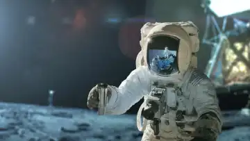 Raumfahrer in einem Raumanzug mit einer Kamera nimmt eine Bodenprobe und erforscht den Mond, Konzept. Lunar Expedition, kreative Idee. Mann auf dem Mond