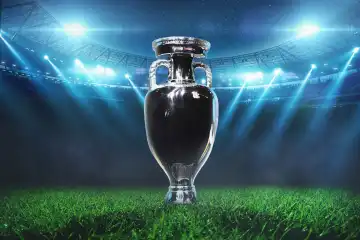 Fußballplatz mit Fußballpokal mit Flutlicht. Fußballmeisterschaft Finale, kreative Idee. Turnier und Weltmeisterschaft. Euro 2024