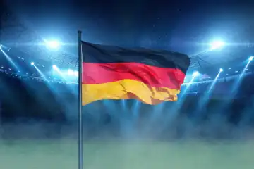 schöne moderne Sportstadion mit einem grünen Rasenfeld mit Deutschland-Flagge leuchtet mit blauen Scheinwerfern in der Nacht mit Sternen. Sportturnier, Fußball-Europameisterschaft 2024 in Deutschland