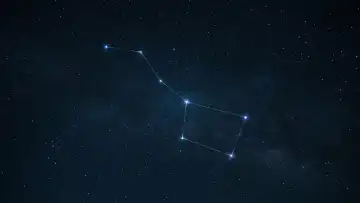 Sternenhimmel mit leuchtenden Sternen und Sternbild Ursa Major Linie. Astrologie, Konzept. Sternhoroskop und Wahrsagerei