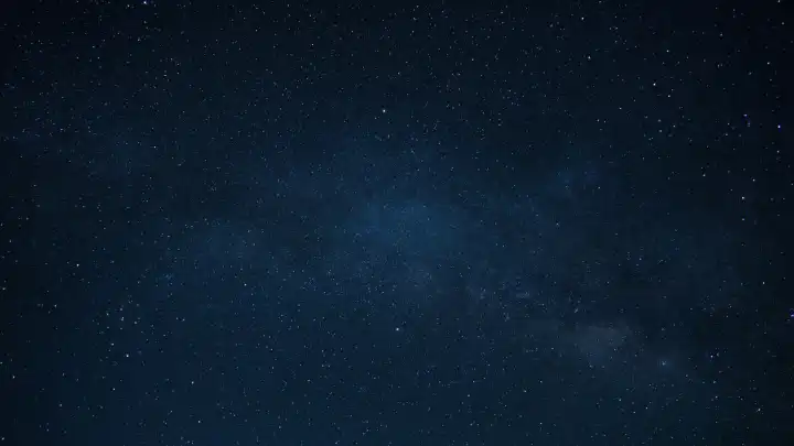 Dunkler Sternenhimmel Milchstraße und Sterne auf einem dunklen Hintergrund. Sternenklarer Nachthimmel. Kosmos. Weltraum