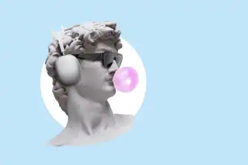 Kreative Hipster-Statue mit Bubblegum-Blase, modische Brille und Kopfhörer auf blauem Hintergrund. Kopfhörer. Gips-Statue von Davids Kopf, Konzept. Neoklassisch
