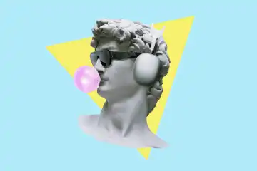 Coole Hipster-Statue Büste mit Mode-Sonnenbrille mit Kopfhörern hört Musik und bläst einen Kaugummi auf einem blauen Hintergrund mit einem gelben Dreieck. Kreative Idee und moderne Kunst. Marketing, Konzept