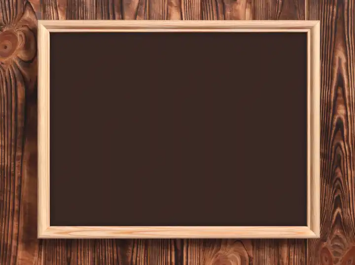 Holzleere Tafel mit Rahmen und braunem Hintergrund. Tafel für Untertitel oder Schulunterricht.