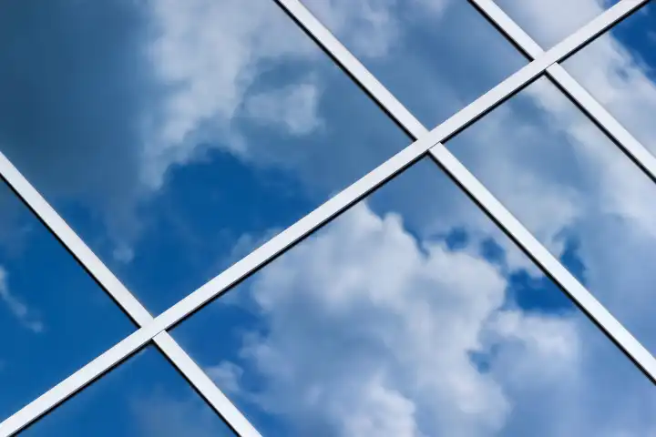 Himmelswolken Reflexion im Bürogebäude Glasfenster, selektiver Fokus