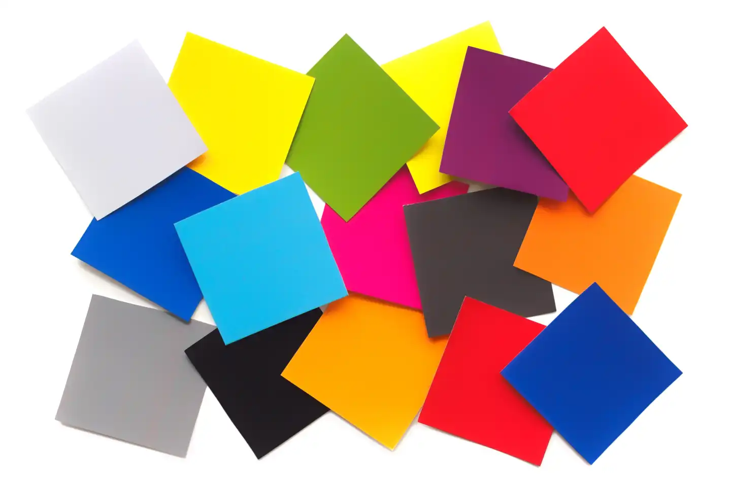 Der Satz von Farbfeldern, die auf Papier gedruckt werden. Heap der einfarbigen Etiketten für den Farbwissenschaftsunterricht. Leere Farbmuster.