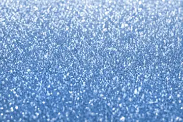 Eiskristalle auf der Oberfläche. Natürlicher Frostmakro-Hintergrund mit flachem DOF und Bokeh-Effekt.