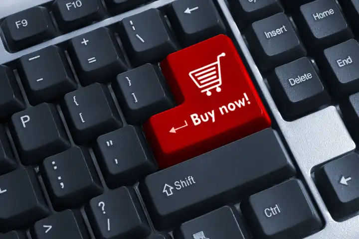 Red Buy Now-Taste auf der Tastatur. Internet Shopping Konzept. E-Commerce oder heißes Verkaufssymbol.