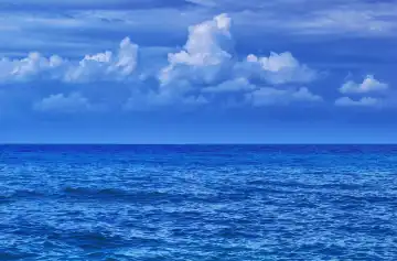 Blauer Meerblick mit Wolken. Wetter auf See. Schöner Naturhintergrund mit Wasseroberfläche und Himmel. Sommer-Meerblick-Panorama