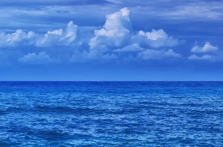 Blauer Meerblick mit Wolken. Wetter auf See. Schöner Naturhintergrund mit Wasseroberfläche und Himmel. Sommer-Meerblick-Panorama