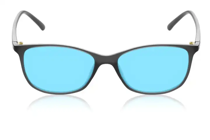 Pop-Stil blaue Linsenbrille mit grauem Kunststoff-Felgenrahmen auf weißem Hintergrund