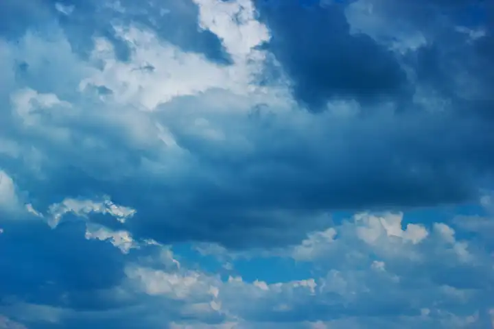 Blaue Farbe gefärbt stürmischen Wolken Himmel. Atmosphärische Veränderungen oder Meteorologe Hintergrund.