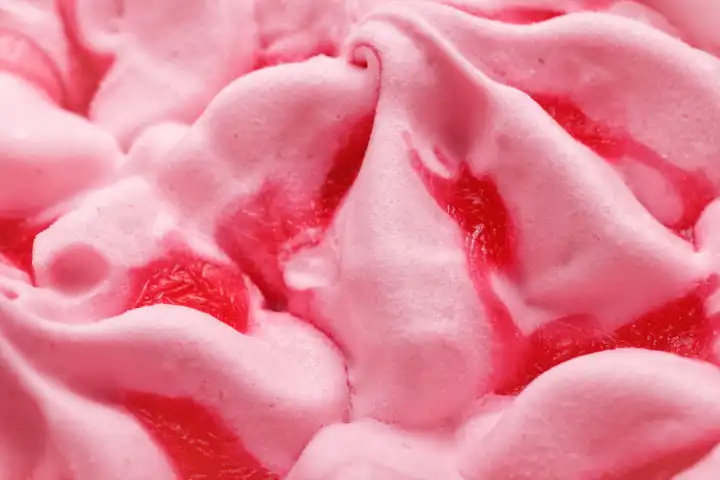 Das Makro von rosa aromatisierte Eis mit Erdbeermarmelade. Die abstrakte cremig kalten Dessert zur Erfrischung, Nahaufnahme.
