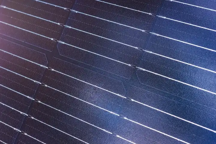 Die Elemente des Solarmoduls sind zum Schutz vor Witterungseinflüssen mit Sicherheitsglas beschichtet. Die Details eines modernen Photovoltaik-Paneels zur Stromerzeugung aus Sonnenlicht.