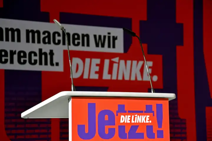 Empty lectern at the election rally in Cologne.