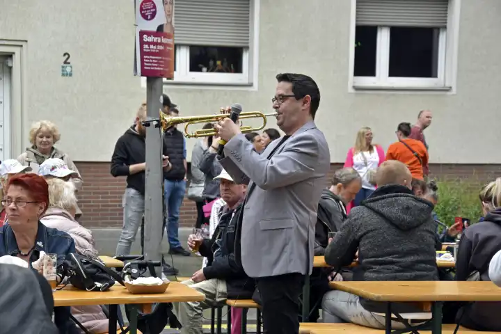Marc Weeling performt in Köln-Zollstock