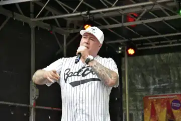 Ramon Ademes performt in Köln-Zollstock