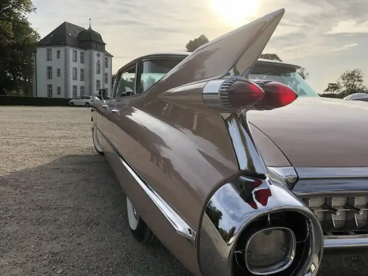 Cadillac 1959 vor Schloss