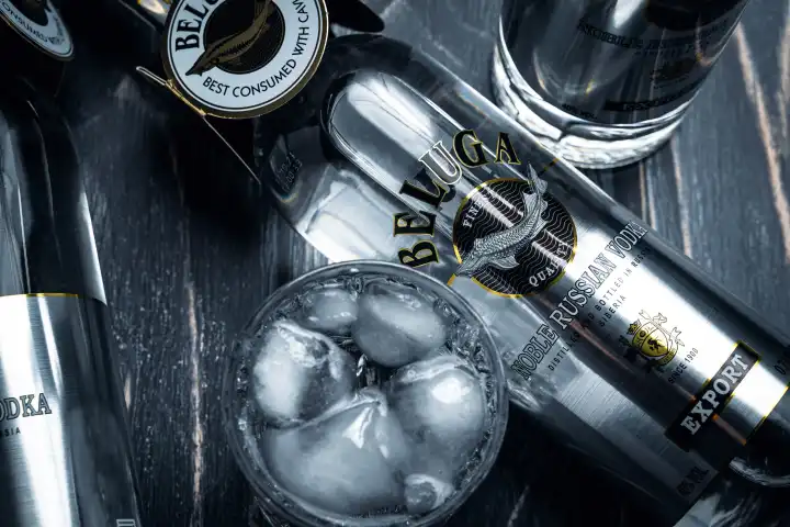russischer Beluga Export Vodka, eine Flasche Wodka aus Russland, Hergestellt in Sibirien mit einem Glas Eiswürfel